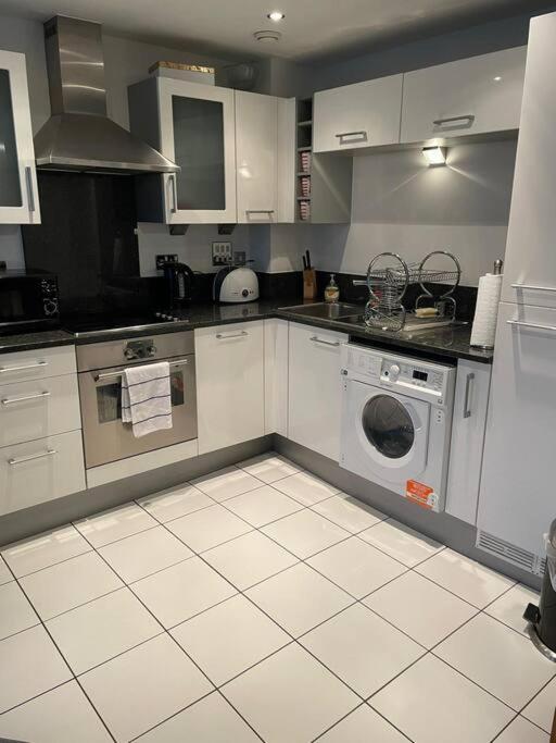 1 Bedroom Apartment Royal Docks Лондон Екстер'єр фото
