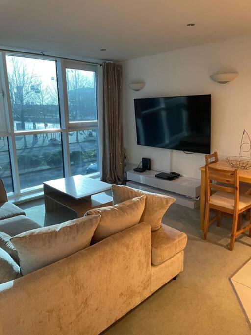 1 Bedroom Apartment Royal Docks Лондон Екстер'єр фото